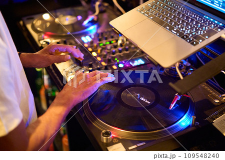 ターンテーブルでプレイするDJの手元 109548240
