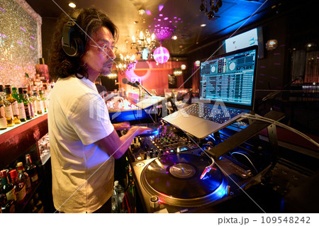 クラブでプレイする男性DJ 109548242