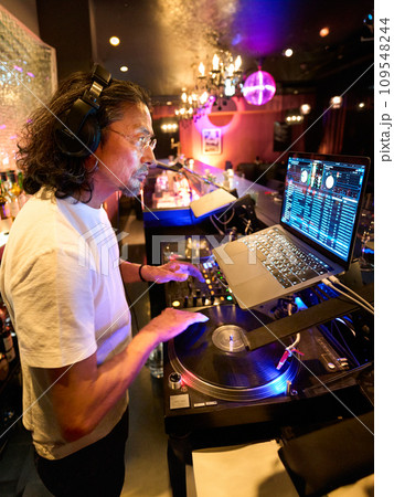 クラブで演奏するPCDJ 109548244