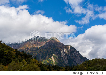 10月の紅葉色づく穂高連峰と大自然 10月の紅葉色づく穂高連峰と大自然 109548331