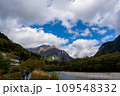 10月の紅葉色づく穂高連峰と清流 109548332