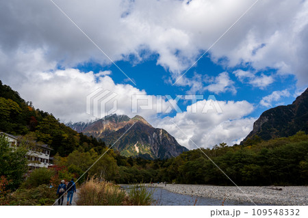 10月の紅葉色づく穂高連峰と清流 109548332