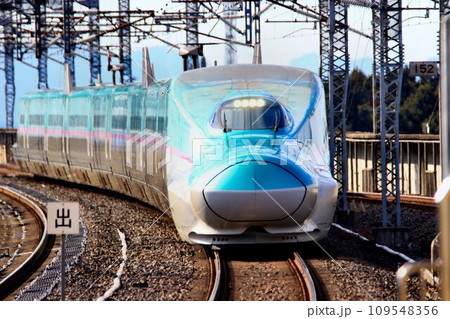 陸奥路を駆け抜けるE5系新幹線 東北新幹線・那須塩原駅にて 陸奥路を駆け抜けるE5系新幹線 東北新幹線・那須塩原駅にて 109548356