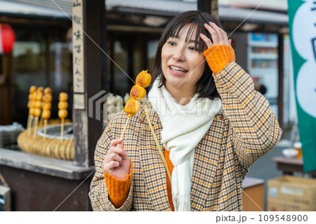 団子を食べる女性 秋の旅行中の女性 団子を食べる女性 秋の旅行中の女性 109548900