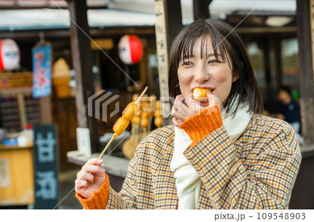 団子を食べる女性　秋の旅行中の女性 109548903