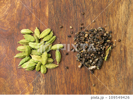 Cardamom Isolated, Green Cardamon Seeds, Dry Kardamon, Cardamum Spice , Genera Elettaria Beans 109549426