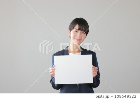 メッセージボードを持つネイビーのスーツの女性2 109549522