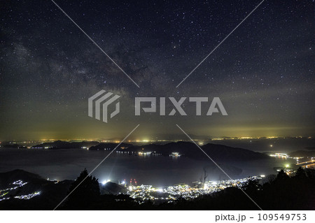 瀬戸内の春の星景 港の夜景と天の川 瀬戸内の春の星景 港の夜景と天の川 109549753
