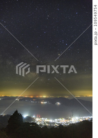 瀬戸内の春の星景　港の夜景と天の川 109549754