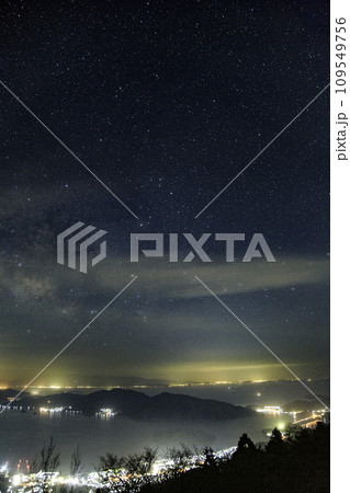 瀬戸内の春の星景 港の夜景と天の川 瀬戸内の春の星景 港の夜景と天の川 109549756