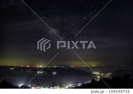 瀬戸内の春の星景 港の夜景と天の川 瀬戸内の春の星景 港の夜景と天の川 109549758