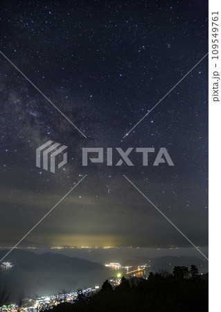 瀬戸内の春の星景　とびしまの空の天の川 109549761