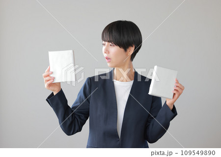箱を2つ持ち悩む女性1 箱を2つ持ち悩む女性1 109549890
