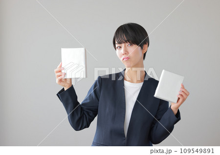 箱を2つ持ち悩む女性2 109549891