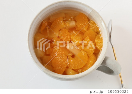 カップに入った缶詰のミカンとパイナップル 109550323