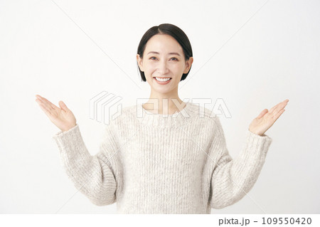 両側を掌で指す中年女性 白背景 両側を掌で指す中年女性 白背景 109550420