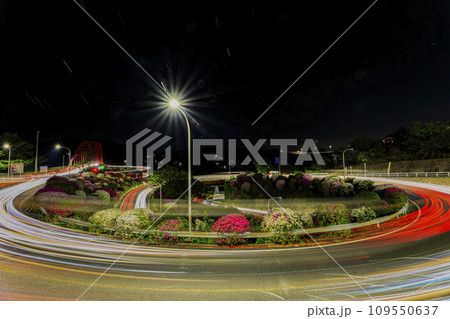 ツツジ咲く音戸大橋ループ道路の光跡 109550637