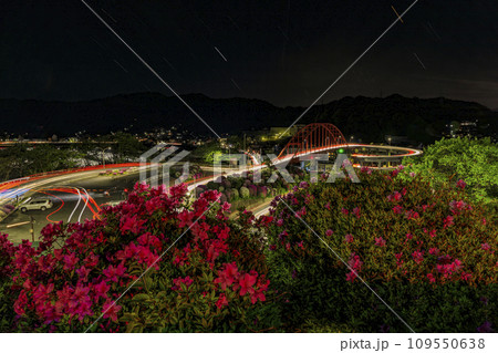 ツツジ咲く音戸大橋ループ道路の光跡 109550638