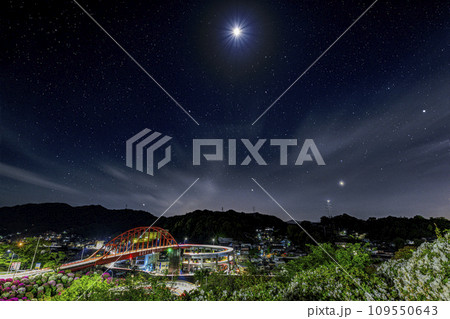 ツツジ咲く音戸大橋の光跡と星景 109550643