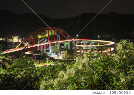 ツツジ咲く音戸大橋の車の光跡 109550659