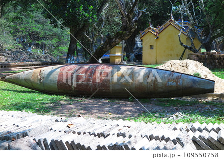 ベトナム戦争時の軍用機から作られた、手作りの小舟 109550758