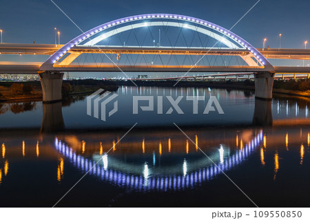 「東京都」首都高速 五色桜大橋ライトアップ 夜景 「東京都」首都高速 五色桜大橋ライトアップ 夜景 109550850