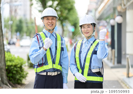 ガッツポーズをするアジア人の男女の警備員 ガッツポーズをするアジア人の男女の警備員 109550993