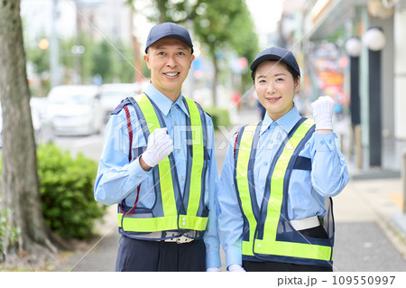 ガッツポーズをするアジア人の男女の警備員 109550997