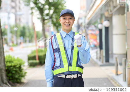 ガッツポーズをする男性警備員 ガッツポーズをする男性警備員 109551002