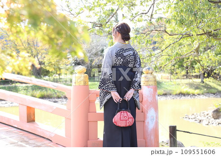 卒業袴撮影前撮りロケーション撮影イメージ、女子大生卒業生ロケ撮影レンタル衣装 109551606