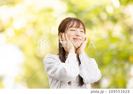 美容　女性　屋外 109551628