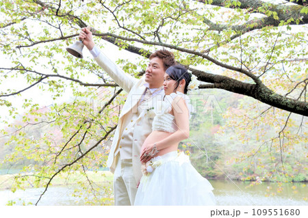 マタニティフォト20代新婚夫婦、可愛い妊婦さんと旦那さん マタニティフォト20代新婚夫婦、可愛い妊婦さんと旦那さん 109551680