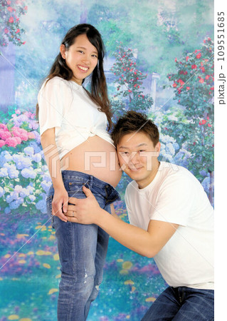 マタニティーフォトスタジオ撮影、可愛い妊婦さんと旦那さんの新婚夫婦 マタニティーフォトスタジオ撮影、可愛い妊婦さんと旦那さんの新婚夫婦 109551685