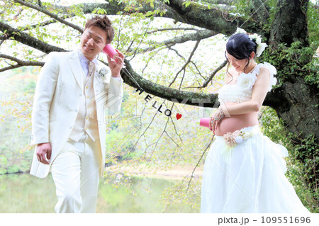 マタニティフォト20代新婚夫婦、可愛い妊婦さんと旦那さん マタニティフォト20代新婚夫婦、可愛い妊婦さんと旦那さん 109551696