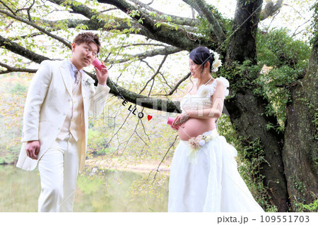 マタニティフォト20代新婚夫婦、可愛い妊婦さんと旦那さん マタニティフォト20代新婚夫婦、可愛い妊婦さんと旦那さん 109551703