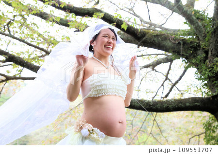 マタニティフォト20代新婚夫婦、可愛い妊婦さんと旦那さん 109551707