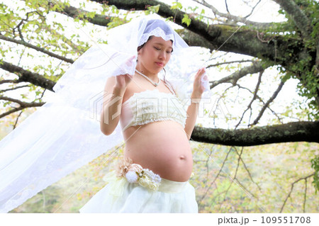 マタニティフォト20代新婚夫婦、可愛い妊婦さんと旦那さん マタニティフォト20代新婚夫婦、可愛い妊婦さんと旦那さん 109551708