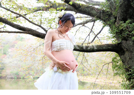マタニティフォト20代新婚夫婦、可愛い妊婦さんと旦那さん マタニティフォト20代新婚夫婦、可愛い妊婦さんと旦那さん 109551709