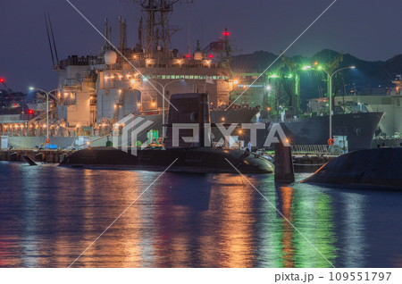 潜水艦のいる夕景　呉 109551797