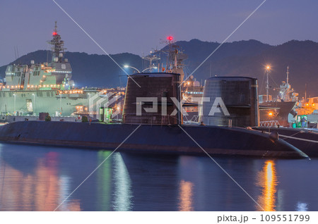 潜水艦のいる夕景　呉 109551799