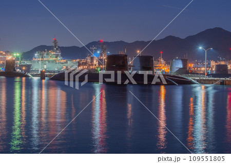 潜水艦のいる夕景　呉 109551805