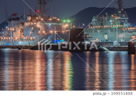 潜水艦のいる夕景　呉 109551808