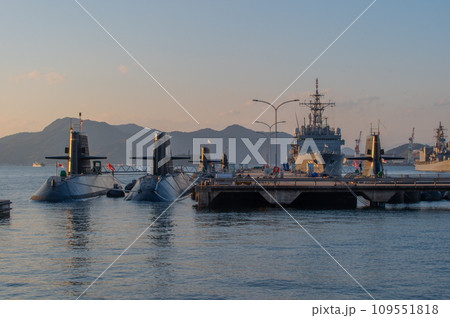 潜水艦のいる夕景　呉 109551818