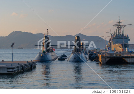 潜水艦のいる夕景　呉 109551828
