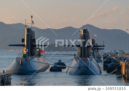 潜水艦のいる夕景　呉 109551833