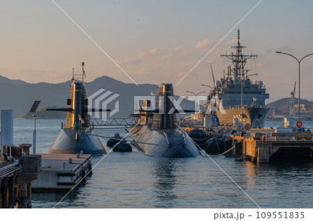 潜水艦のいる夕景　呉 109551835