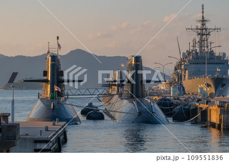 潜水艦のいる夕景　呉 109551836