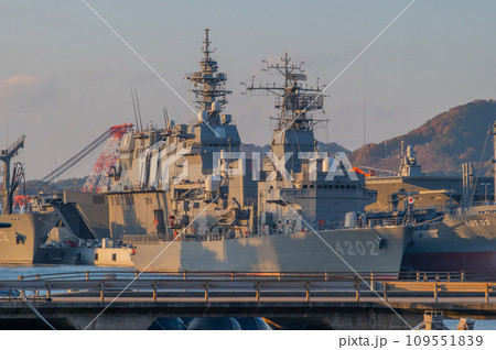 潜水艦のいる夕景　呉 109551839