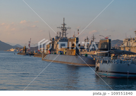 潜水艦のいる夕景　呉 109551840
