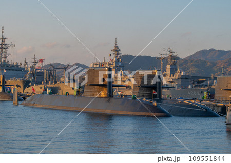 潜水艦のいる夕景　呉 109551844